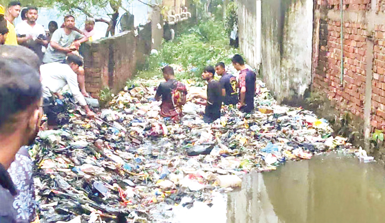 চট্টগ্রামে অরক্ষিত খাল ও নালা যেন মৃত্যুকূপ