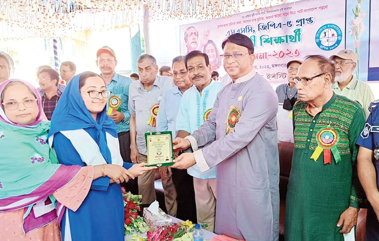 দিনাজপুরে মেধাবী শিক্ষার্থীদের সংবর্ধনা প্রদান