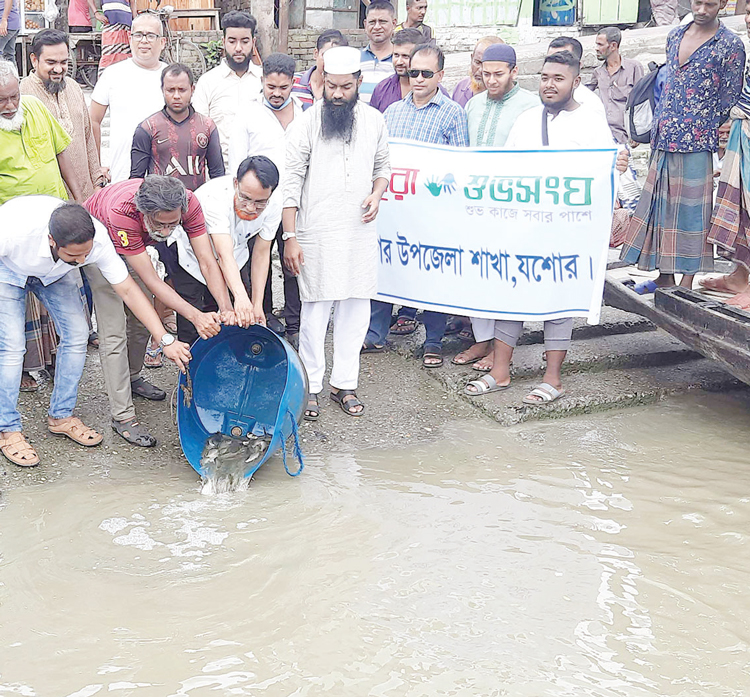 অভয়নগরে ভৈরব নদে মাছের পোনা অবমুক্ত