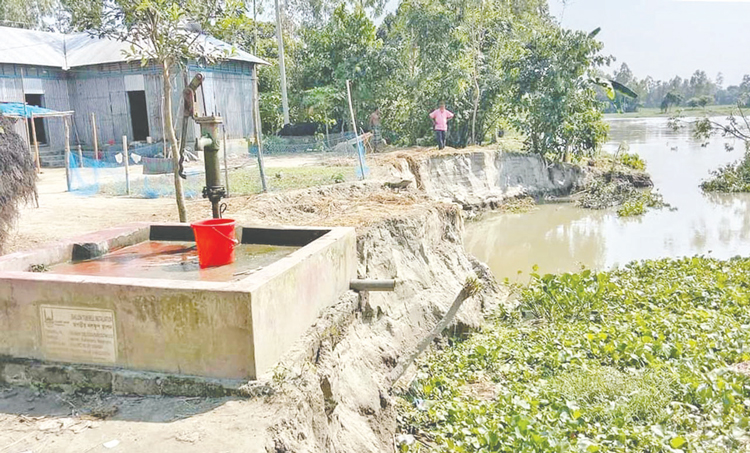 জামালপুরে নদীর পানি কমলেও বেড়েছে ভাঙন