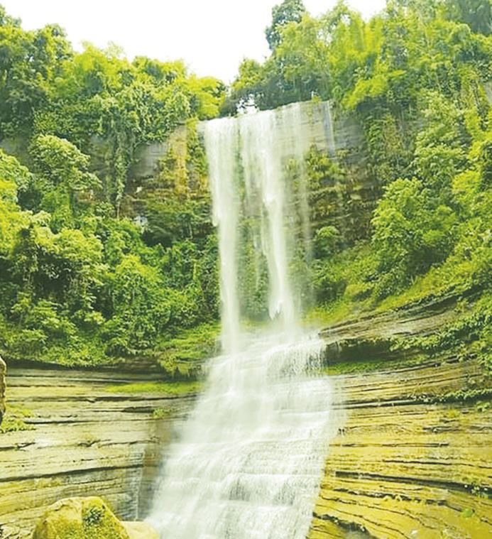 প্রাণ ফিরেছে রাঙামাটির পাহাড়ি ঝরনায়