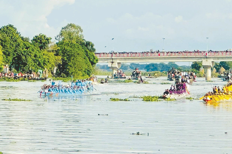 তিতাস নদীতে নৌকা বাইচ প্রতিযোগিতা