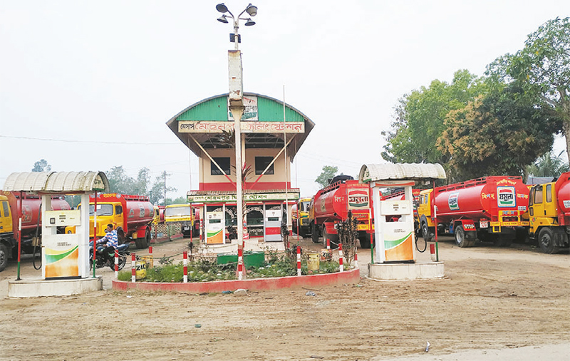 মাধবপুরে চোরাই তেলে চলছে ফিলিং স্টেশন