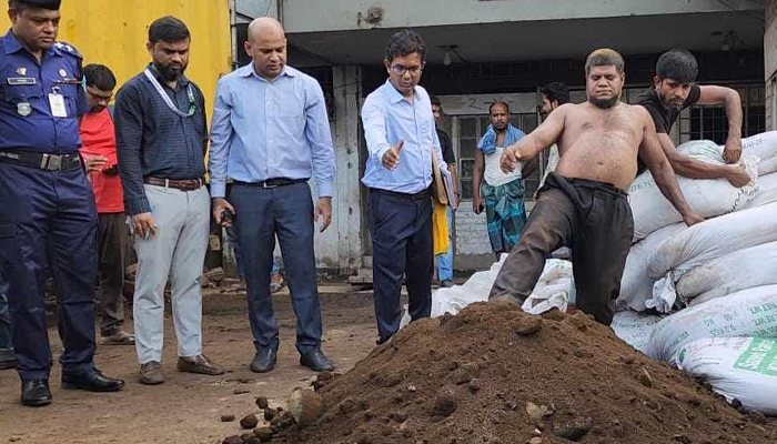 সীতাকুণ্ডে দেড় টন মেয়াদোত্তীর্ণ, দুর্গন্ধযুক্ত পচা চা ধ্বংস করেছে ভ্রাম্যমাণ আদালত