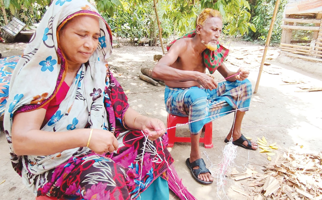 হাতপাখায় সংসার চলে শতাধিক পরিবারের