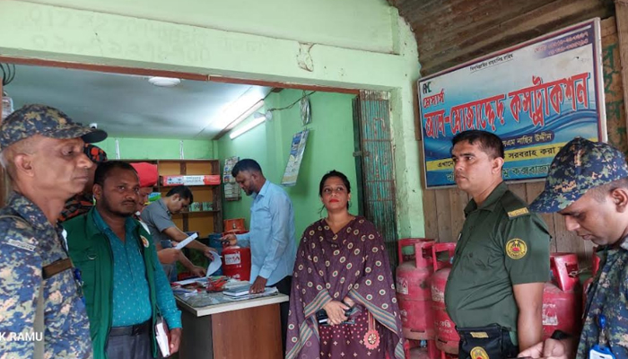 রামুতে অবৈধ গ্যাস সিলিন্ডারের দোকানে ইউএনও’র অভিযান