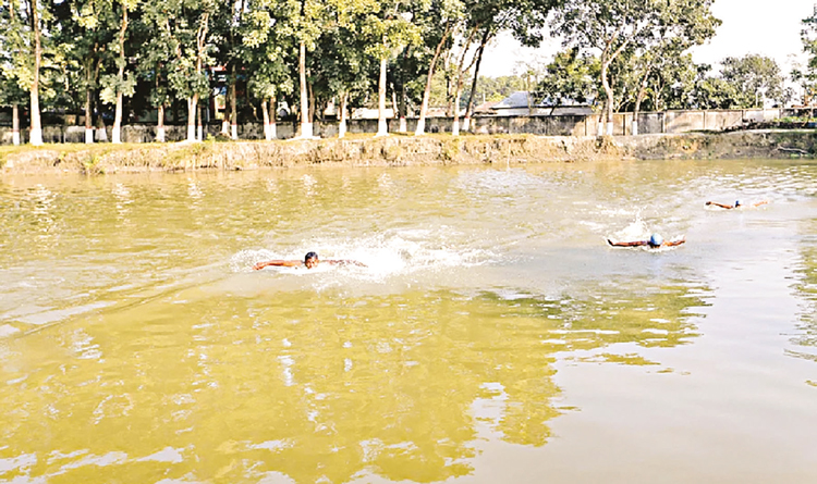 দেশসেরা সাঁতারুদের প্রশিক্ষণ হয় নোংরা পানিতে