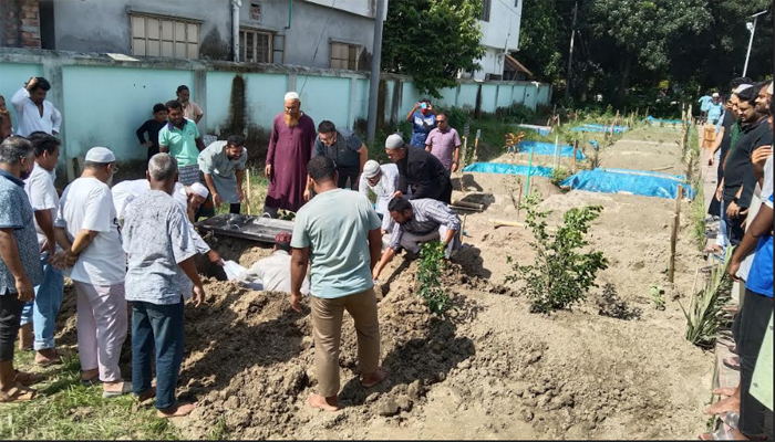 টাঙ্গাইলে স্ত্রীর কবরের পাশেই শায়িত হলেন খ্যাতিমান পরিচালক সোহান