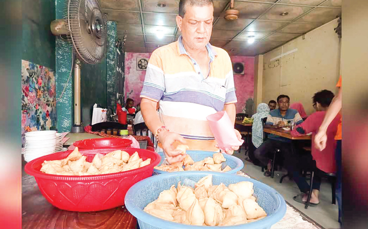 বীরেশ্বরের দোকানের সিঙ্গারা খেতে হয় সিরিয়াল দিয়ে