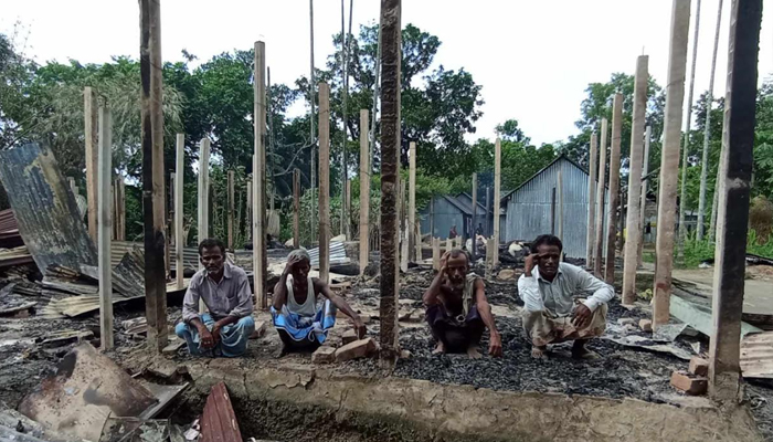 ঈশ্বরগঞ্জে আগুনে পুড়ে সর্বহারা চার পরিবার 