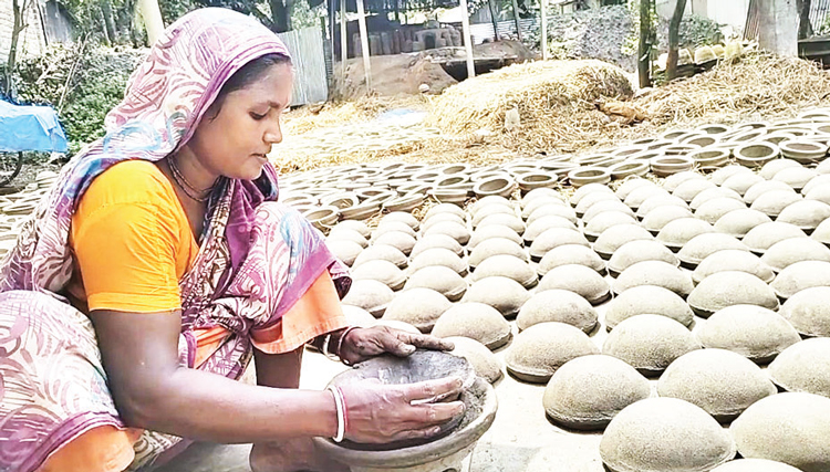 প্লাস্টিকের দাপটে বিলুপ্তির পথে মৃৎশিল্প