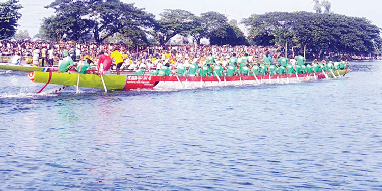 চাপড়া বিলে নৌকাবাইচে : লাখো মানুষের ঢল