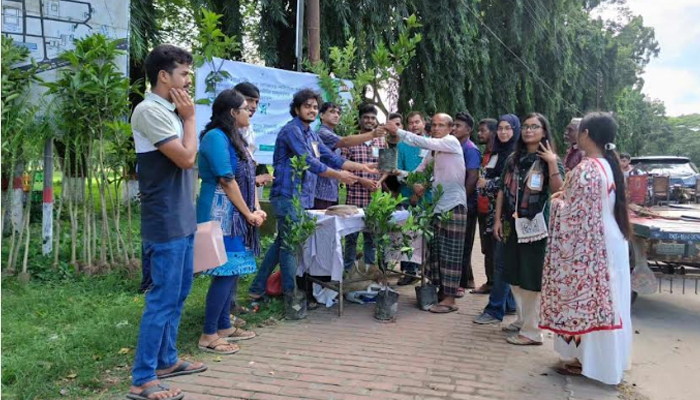 ইবি অভয়ারণ্য’র শ্রমজীবীদের মাঝে বিনামূল্যে বৃক্ষ বিতরণ  