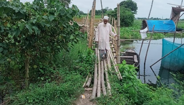 ৩৬ বছরেও নির্মাণ হয়নি সেতু, ঝুঁকি নিয়ে পারাপার