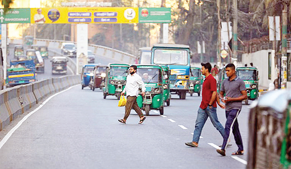 চট্টগ্রামে অসতর্কভাবে রাস্তা পারাপারে বাড়ছে দুর্ঘটনা