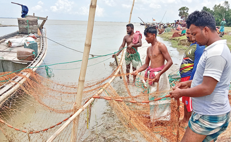 নেত্রকোণায় ভরা মৌসুমেও মাছের আকাল