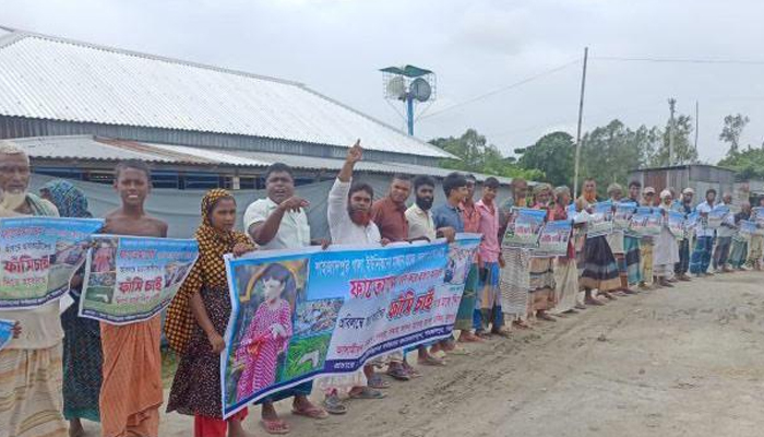 সিরাজগঞ্জে শিশু ধর্ষণের পর হত্যার প্রতিবাদে মানববন্ধন