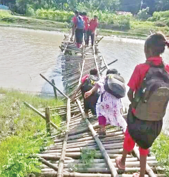 কেশবপুরে স্কুল শিক্ষার্থীদের একমাত্র ভরসা বাঁশের চার