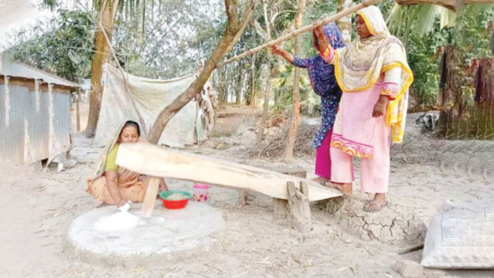 বিলুপ্তির পথে গ্রামবাংলার ঐতিহ্যবাহী ঢেঁকি