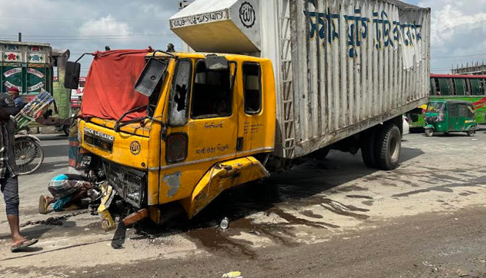 নারায়ণগঞ্জে কাভার্ডভ্যানের চাপায় রিকশাচালক নিহত