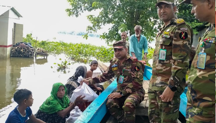 বন্যার্তদের মাঝে সেনাবা‌হিনীর ত্রান সামগ্রী বিতরণ