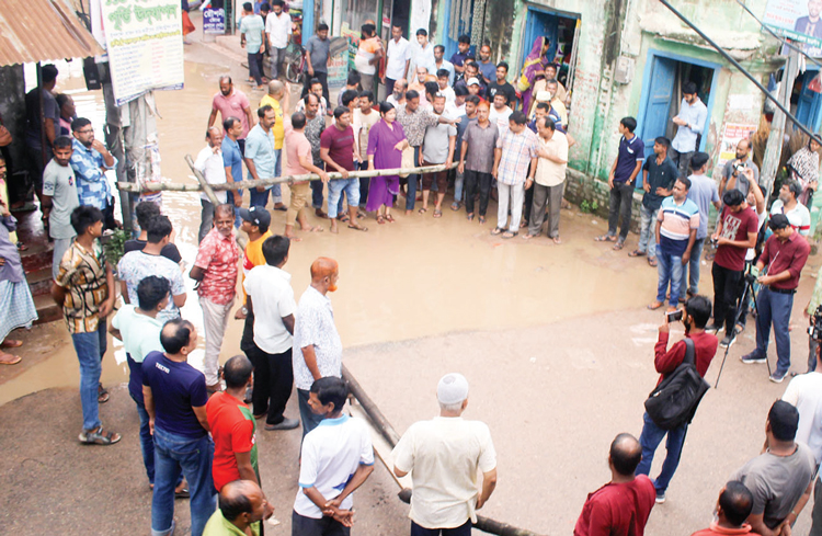 দিনাজপুরে জলাবদ্ধতা নিরসনের দাবিতে সড়ক অবরোধ