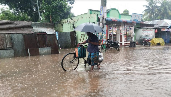 কুড়িগ্রামে টানা বৃষ্টিতে বিপাকে নিম্ন আয়ের মানুষ