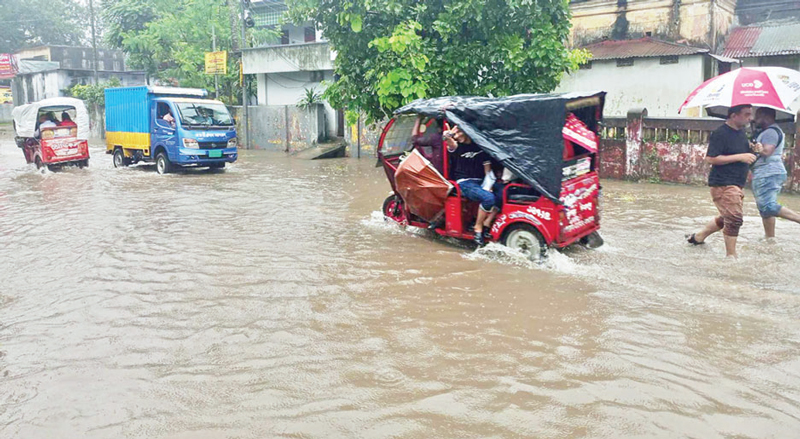 দিনাজপুরে টানা বৃষ্টিতে ডুবেছে রাস্তাঘাট