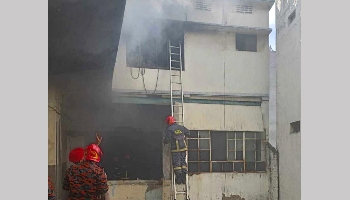 ২ ঘণ্টা পর লালবাগের ভবনে লাগা আগুন নিয়ন্ত্রণে