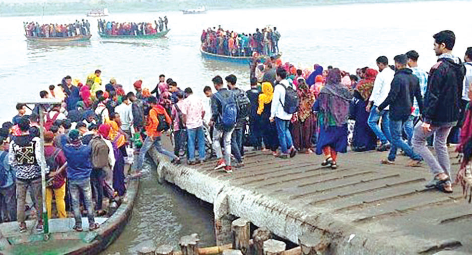 ঝুঁকি নিয়ে পানগুছি নদী ট্রলারে পারাপার