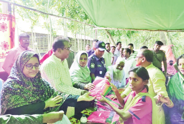 প্রতিবন্ধী শিক্ষার্থীর মধ্যে শিক্ষা উপকরণ বিতরণ