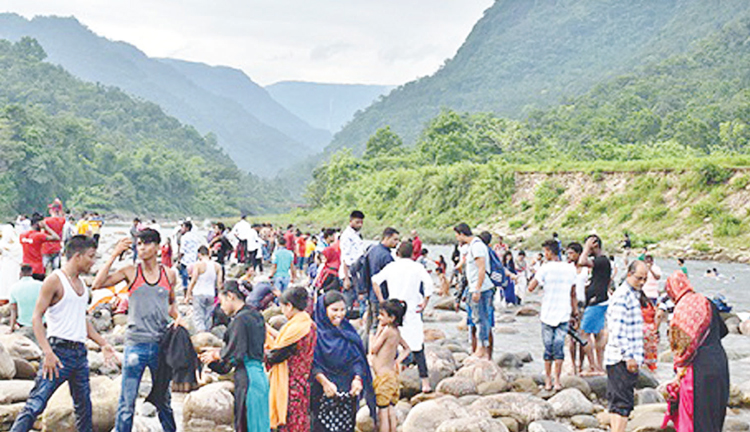 টানা ছুটিতে সিলেটে পর্যটকদের ঢল