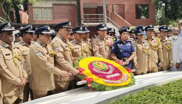 বঙ্গবন্ধুর সমাধিতে নতুন ডিএমপি কমিশনারের শ্রদ্ধা