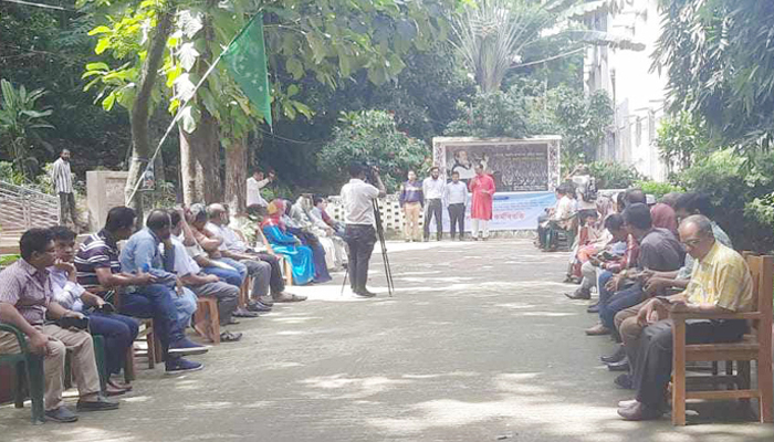 চট্টগ্রামে শিক্ষা ক্যাডার কর্মকর্তাদের কর্মবিরতি পালন