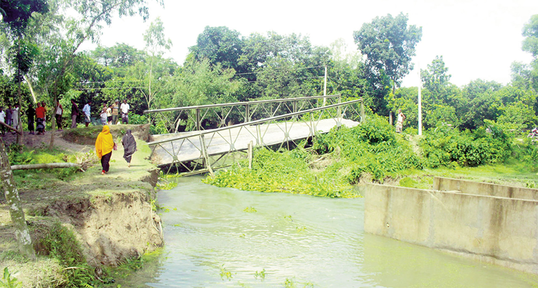 স্রোতে ভেঙে পড়েছে দিনাজপুরের বেইলি ব্রিজ