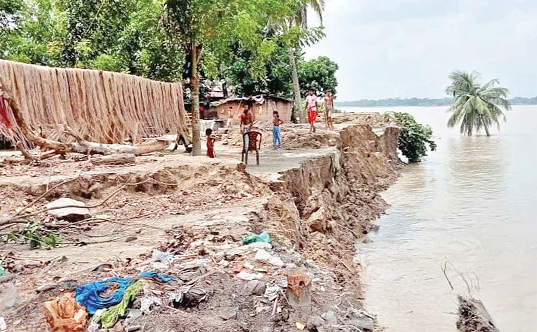 বসতবাড়ি হারিয়ে দিশাহারা কয়েকশ’ পরিবার