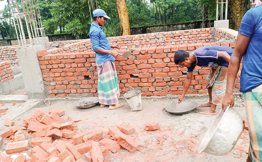 নিম্নমানের নির্মাণসামগ্রী ব্যবহারের অভিযোগ