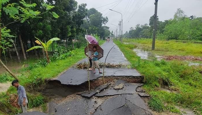 সাঁথিয়ায় ভারী বৃষ্টিপাতে সড়কে ধস