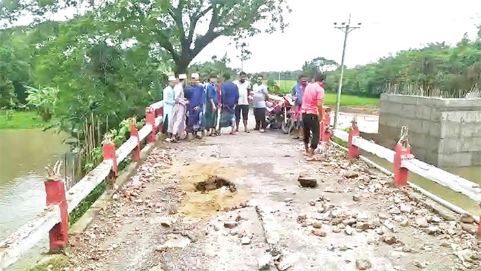 নেত্রকোনায় সেতু ভেঙে সড়ক যোগাযোগ বিচ্ছিন্ন