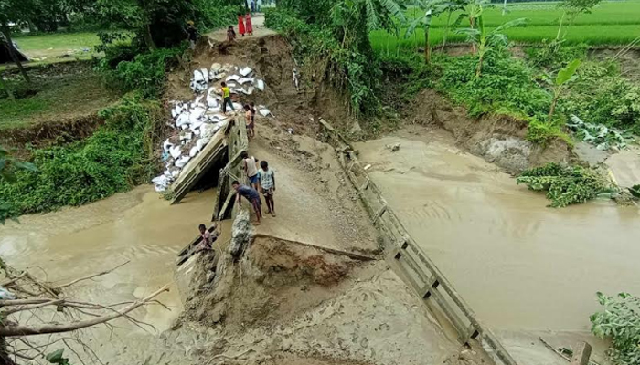 প্রবল বৃষ্টিতে ভেঙেছে ৪টি কালভার্ট, শহর থেকে বিচ্ছিন্ন ১০ গ্রামের মানুষ 