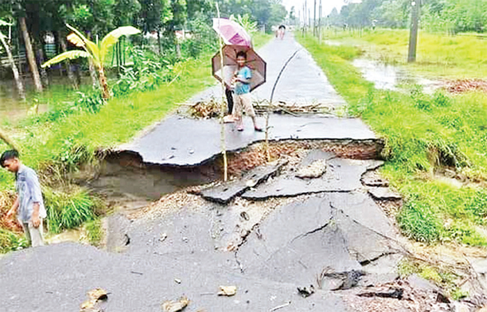 ভারি বৃষ্টিতে সাঁথিয়ায় সড়কে ধস