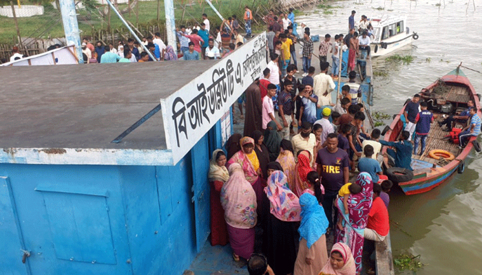  মেঘনায় ট্রলারডুবি ঘটনায় শিশুসহ ৩ জনের লাশ উদ্ধার, নিখোঁজ ২