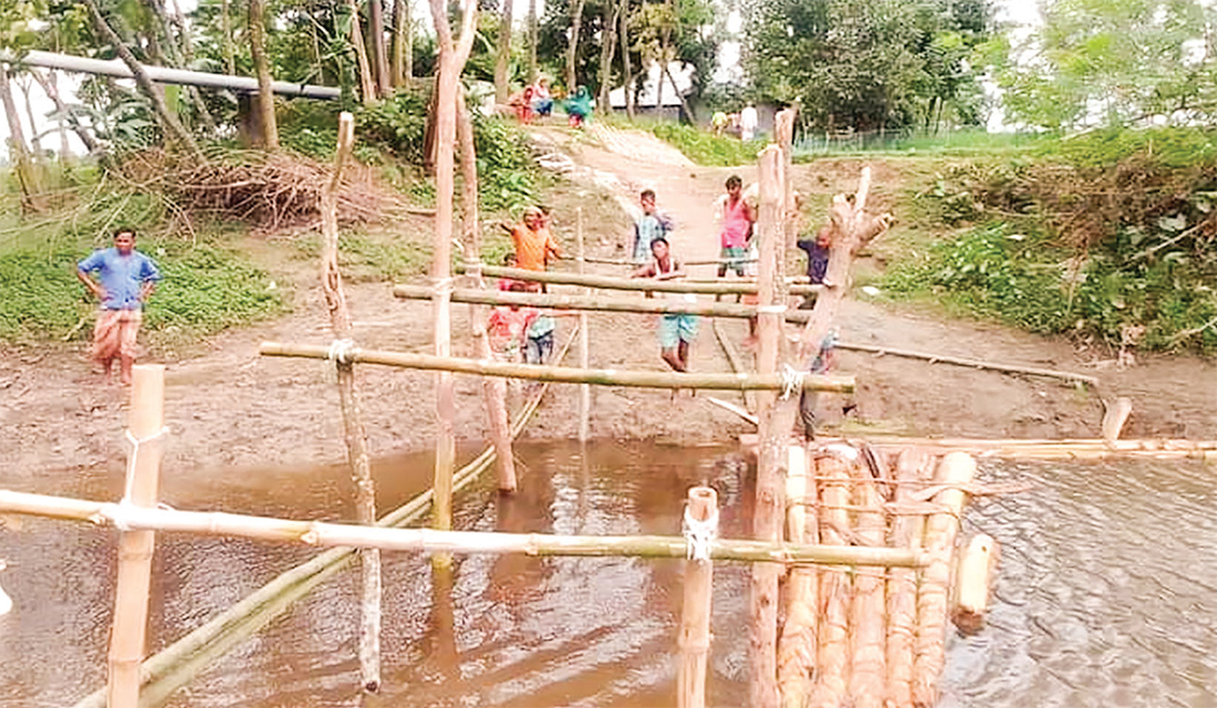 অবশেষে স্বেচ্ছাশ্রমে তৈরি হলো বাঁশের সাঁকো