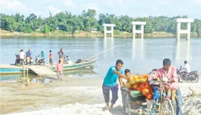 বীরগঞ্জ - খানসামা আত্রাই নদী সেতু নির্মান কাজের মেয়াদ বাড়লেও শেষ হয়নি নির্মান কাজ