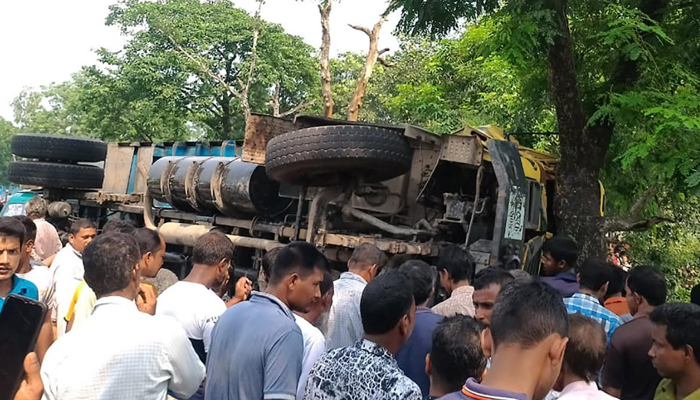 ঠাকুরগাঁওয়ে ট্রাক উল্টে ২ জনের মৃত্যু, আহত-২৪