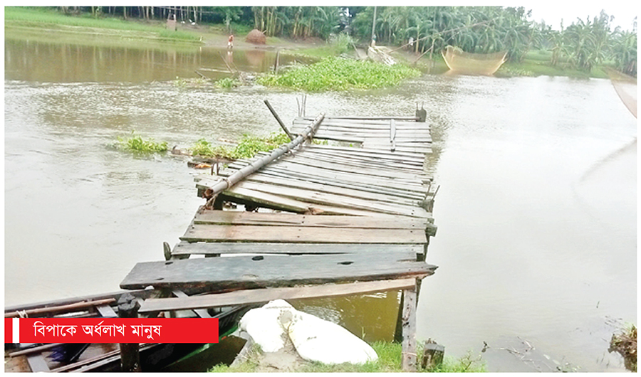 পানির স্রোতে ভেঙে গেছে কাঠের সাঁকো