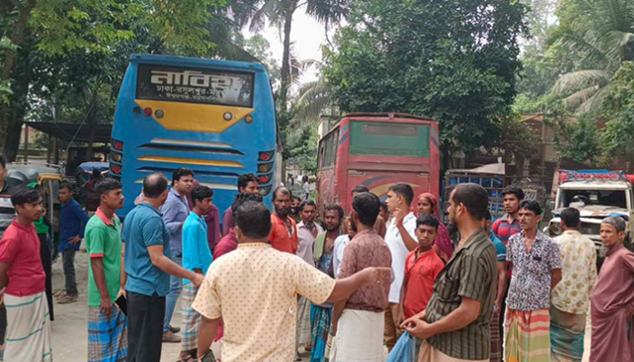 দুই বাসের রেষারেষিতে প্রাণ গেল ৫ গার্মেন্টস কর্মীর