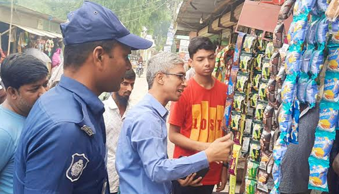 সিরাজগঞ্জে মেয়াদোত্তীর্ণ পণ্য বিক্রির দায়ে ৪ প্রতিষ্ঠানকে জরিমানা