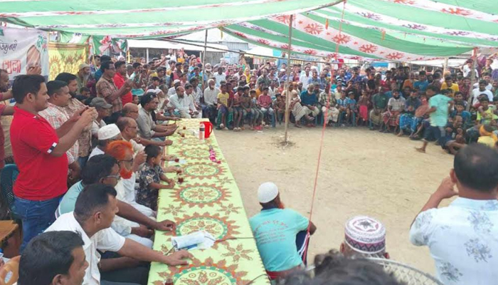 সিরাজগঞ্জে ঐতিহ্যবাহী গ্রাম বাংলার লাঠি খেলা অনুষ্ঠিত