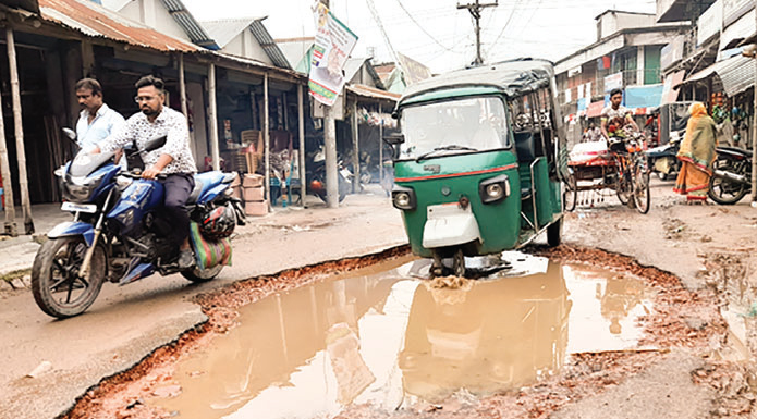 এক সড়কই ১৫ গ্রামের মানুষের দুঃখ